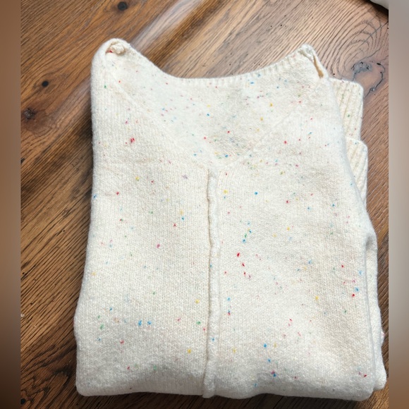 Cupshe Cream V-Neck Sweater
Brand new with tags - Picture 2 of 4